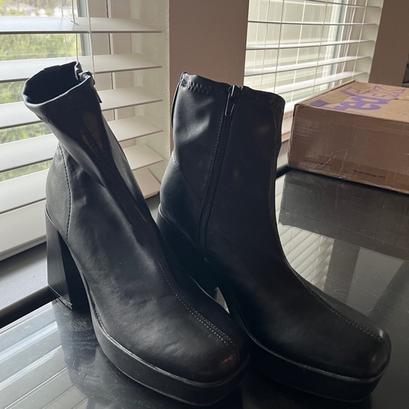 Diba Black Heeled Ankle Boots - Picture 4 of 5